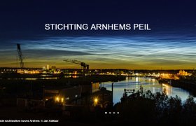 Lichtende nachtwolken boven Arnhem Foto van Jan Adelaar Nieuwehaven
