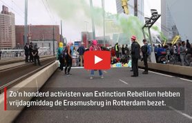 Extinction Rebellion bezet de Erasmusbrug tijdens klimaatactie